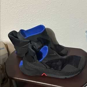 Nike flyease Sneakers Black and Blue y6.5